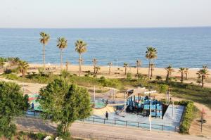 widok na plażę i plac zabaw w obiekcie fantasticas vistas a mar w mieście Pineda de Mar