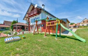 ein Haus mit Spielplatz im Hof in der Unterkunft Kuća za odmor Hren in Mursko Središće