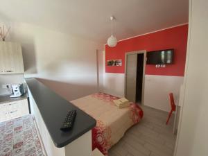 a small room with a small bed in a kitchen at Albizia, casevacanza in Agropoli