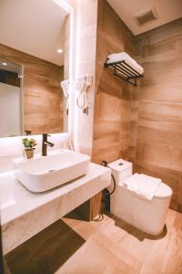 The Maximilian Hotel的一间浴室