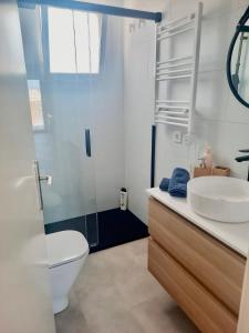 Ένα μπάνιο στο Apartamento a 100 metros de la playa con grande terraza y vistas al mar