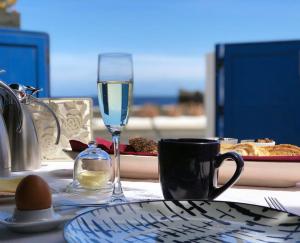 GuatizaにあるCasa Helena del Marのワインと食器を一杯付けたテーブル