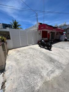 ein Motorrad, das vor einem Gebäude geparkt ist in der Unterkunft Depa Kuxtal in Isla Mujeres