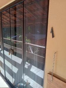カジミロ・デ・アブレウにあるPousada do Bote - Apart Suítes em " Sítio Santa Helena" , próximo ao Sanaの眺望の家の開いたガラスドア