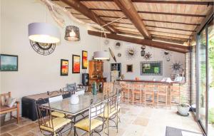 Ресторан / й інші заклади харчування у Beautiful Home In Carpentras With Private Swimming Pool, Can Be Inside Or Outside