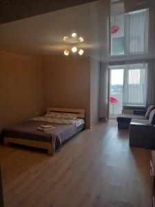 1 dormitorio con 1 cama y ventilador de techo en Однокімнатна квартира Olympya біля парку Героїв Майдану, en Lutsk