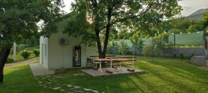 特雷比涅的住宿－Getaway house Loko，野餐桌和院子内的长凳
