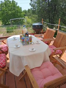 une table avec un tissu de table blanc sur une terrasse dans l'établissement Balaton Panorama, à Balatonfüred