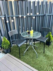 een tafel en stoelen op het gras op een patio bij Апартаменти з власним двориком in Khotov