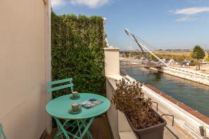 un tavolo su un balcone con vista sul fiume di Urbana Homes by Home Sweet Home Aveiro ad Aveiro