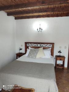um quarto com uma cama num quarto em Zé Inácio - Alojamento e Restaurante em Porto Covo