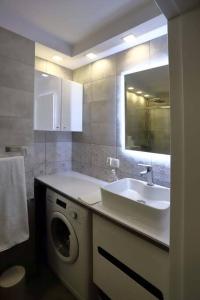 a bathroom with a sink and a washing machine at Samodzielne 3-pokojowe mieszkanie blisko plaży in Ustka