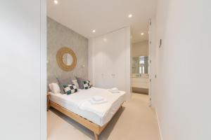 a white bedroom with a bed and a mirror at 2 bedrooms 2 bathrooms furnished - Delicias - modern- MintyStay in Madrid