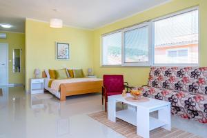 sala de estar con cama y sofá en KAIROS, en Bilice