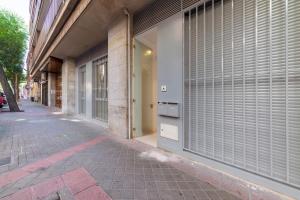 un edificio con persianas en el lateral de una calle en 2 bedrooms 2 bathrooms furnished - Delicias - modern- MintyStay en Madrid