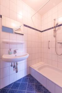 a bathroom with a sink and a bath tub at Appartment Isabelle - Kamille in Presseggersee