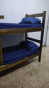 Hostel Bimba Goiânia - Unidade 01 tesisinde bir ranza yatağı veya ranza yatakları