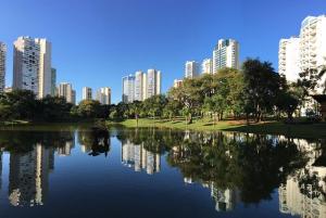 Blick auf eine Stadt mit hohen Gebäuden und einem See in der Unterkunft Hostel Bimba Goiânia - Unidade 01 in Goiânia