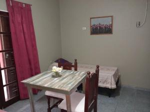 Habitación pequeña con mesa y cama pequeña en Oliva Petit Swite en La Rioja