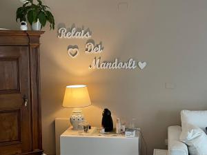 Łóżko lub łóżka w pokoju w obiekcie Relais Dei Mandorli