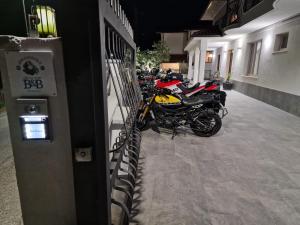 B & B Dal Barone في سولمونا: صف من الدراجات النارية متوقفة بجوار مبنى