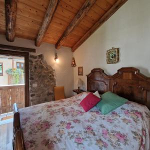 1 dormitorio con 1 cama con colcha de flores en B&B Santa Brigida en Santa Brigida
