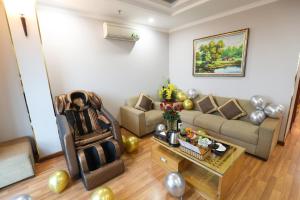 een woonkamer met een bank en een tafel met ballonnen bij Gallant Hotel in Hanoi