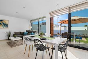 a living room with a white table and chairs at Mar Menor in Lo Pagán