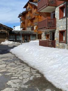 een berg sneeuw voor een gebouw bij Tignes-8-10 personnes-4 chambres-parking in Tignes