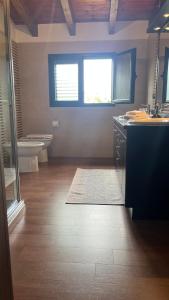 een badkamer met een wastafel, een toilet en een bad bij Casa Virginia in Maracalagonis