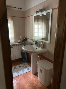 La salle de bains est pourvue d'un lavabo et d'un miroir. dans l'établissement Camera Singola con Terrazza Panoramica, à Serina