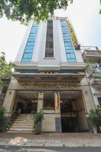 ein hohes Gebäude mit Treppe davor in der Unterkunft Gallant Hotel in Hanoi