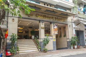 Gallant Hotel في هانوي: مبنى يوجد به درج أمام متجر