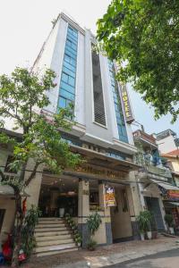 een groot gebouw met een trap ervoor bij Gallant Hotel in Hanoi