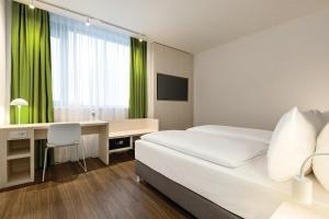 Postel nebo postele na pokoji v ubytování Super 8 by Wyndham Koblenz