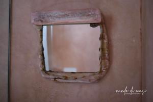ポリニャーノ・ア・マーレにあるRooms Masseria Giangrandeの木枠鏡