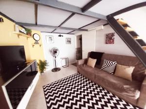 sala de estar con sofá y TV en Vivienda San Justo, en Las Palmas de Gran Canaria