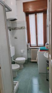 bagno con 2 servizi igienici e lavandino di Al Teatro Romano - CIR 0343 ad Aosta