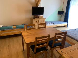 TV a/nebo společenská místnost v ubytování Penzion a Restaurace Vyhlídka
