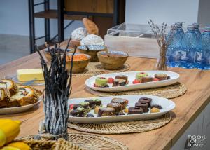 un tavolo con tre piatti di cibo sopra di Hook Of Love - Le Mirage de la Mer a Olimp