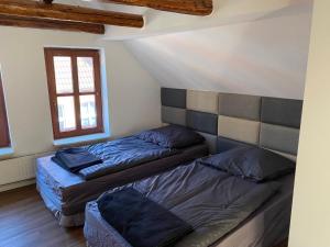 a bedroom with two beds and a window at Kaptainshuus Apartment A in Leer