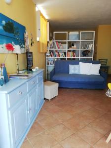 un soggiorno con divano blu in una camera di Ariadimare guest house a Finale Ligure