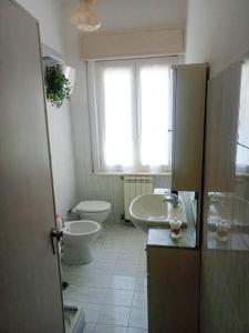Monte Rubiaglio的住宿－Civico 5，一间带卫生间和水槽的浴室