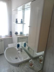 Monte Rubiaglio的住宿－Civico 5，白色的浴室设有水槽和镜子