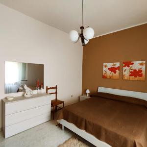 Monte Rubiaglio的住宿－Civico 5，一间卧室配有一张床、梳妆台和镜子