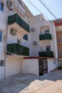 an apartment building with two balconies with green plants at Villa Horizon Canj in Čanj