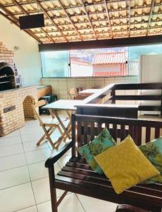 阿拉亞爾多卡博的住宿－Nossa Casa Arraial HOSTEL e SUÍTE，餐桌和餐厅凳子