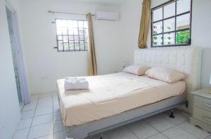 Giường trong phòng chung tại Kenepa Resort