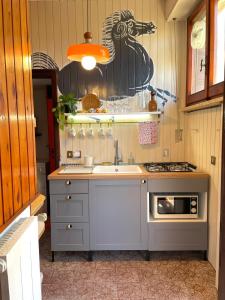 una cucina con lavandino e piano cottura di Villetta sul mare a Francavilla al Mare