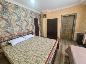 コブレチにあるGuest House Rustaveliのカラフルな壁のベッドルーム1室(ベッド1台付)